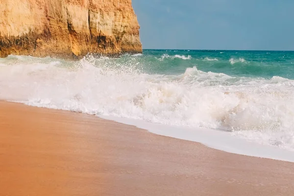 Ondas Colidem Sobre Rochas Nas Margens Arenosas Praia Benagil Portugal — Fotografia de Stock