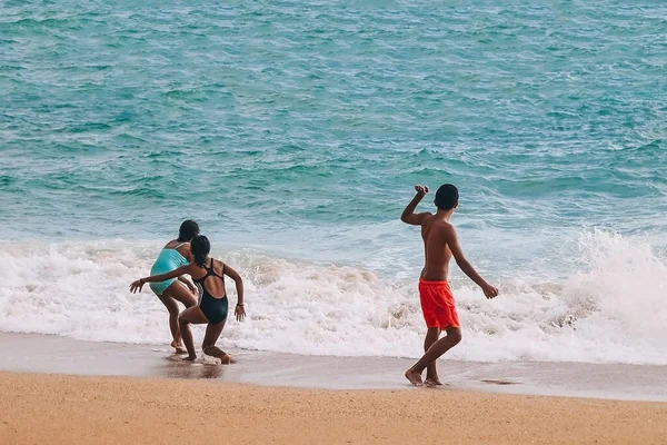 Niños Bronceados Traje Baño Playa Juegan Arena Costa Atlántica Playa — Foto de Stock