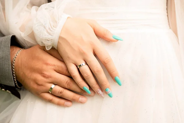Mãos Tipo Uma Rapariga Com Anéis Mãos Recém Casados Perto — Fotografia de Stock