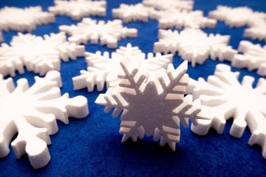 Bir sürü beyaz köpük kar taneleri, ev, ofis ve Sho için yeni yıl dekorasyonu.