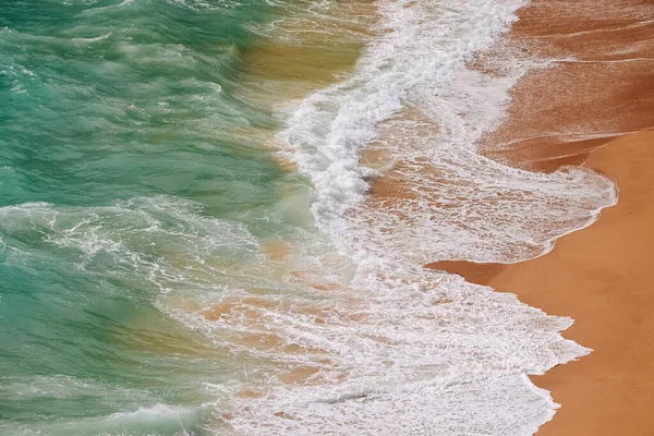 Zuřící Oceán Azurové Pobřeží Zlatou Písečnou Pláží Pohled Shora Výhled — Stock fotografie