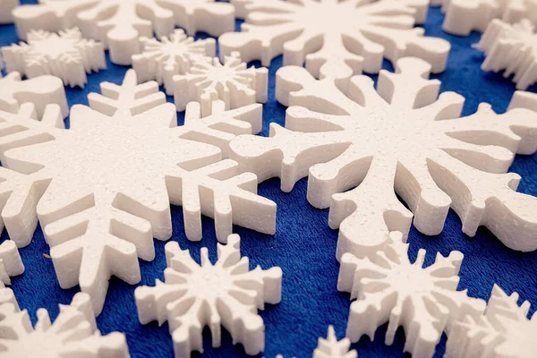 Een Heleboel Witte Schuim Sneeuwvlokken Nieuwjaar Decor Voor Thuis Kantoor — Stockfoto