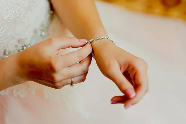 Menina Coloca Uma Pulseira Com Pedras Manhã Noiva — Fotografia de Stock