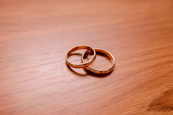Anéis Dourados Estão Uma Mesa Madeira — Fotografia de Stock