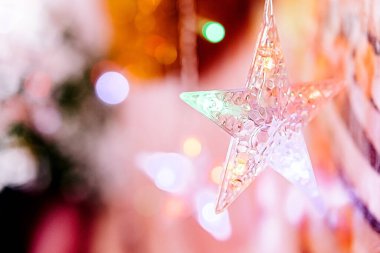 Pembe sırtüstü Noel çelengi