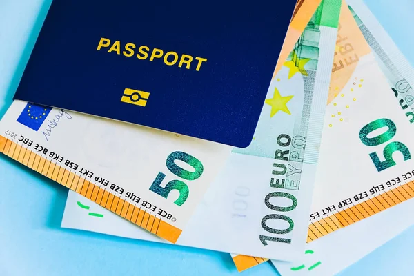 Der biometrische Reisepass steht auf Euro-Scheinen und Dollar. Konzept: Gehaltserhöhung, Arbeit in Europa, Einwanderung zur Arbeit, Visum für Europa. — Stockbild Der Biometrische Reisepass Steht Auf Euro Scheinen Und Dollar Konzept — Stockfoto