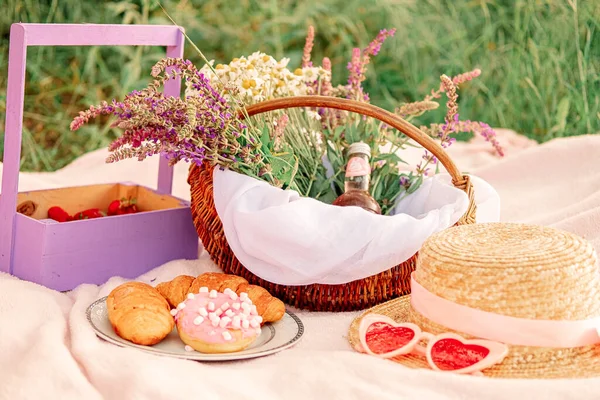 Sombrero Vasos Croissants Con Rosquillas Plato Chica Picnic Parque Primavera — Foto de Stock