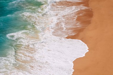 Öfkeli okyanus, kumlu kumlu gök mavisi bir sahil. Portekiz 'deki Benagil Sahili' nin en iyi manzarası.