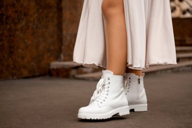 Güzel ince kız bacakları ve beyaz ayakkabılar, ipek elbise, gelin kıyafeti.