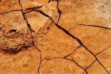 Kum taşı dokusunda çatlak, yakın çekim, kırık. Benagil plajı, Portuga.