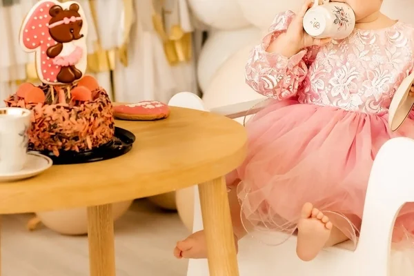 Uma Menina Senta Mesa Come Sozinha Criança Segurando Pires Com — Fotografia de Stock