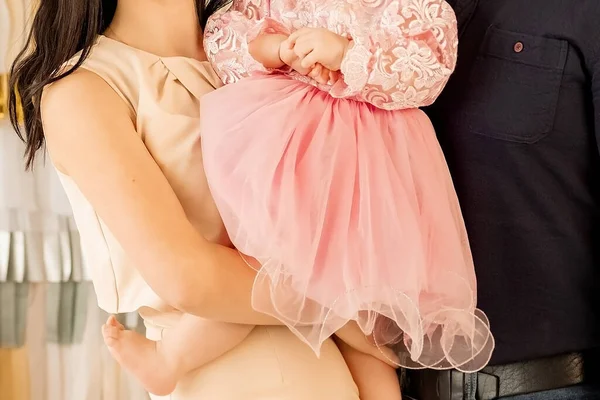 Vrouw Houdt Baby Haar Arm — Stockfoto