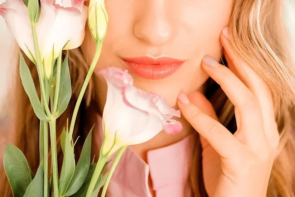 女孩的脸 浅背景 女孩的唇和娇嫩的花朵 — 图库照片