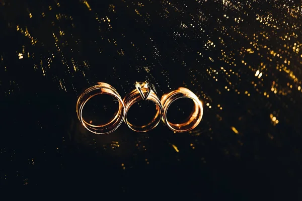 Três Anéis Ouro Estão Lado Outro Fundo Espelho Acessórios Casamento — Fotografia de Stock