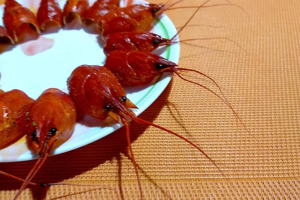 Muitas Cabeças Vermelhas Lagostim Fervido Estão Uma Placa Branca Lanche — Fotografia de Stock