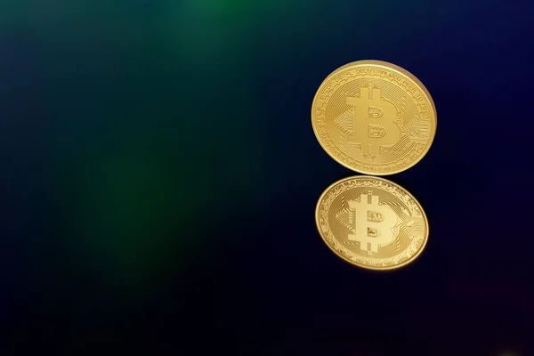 Eine Bitcoin-Münze auf dunklem Hintergrund, Wachstumsrate, Investition in die Zukunft — Stockbild Eine Bitcoin Münze Auf Dunklem Hintergrund Wachstumsrate Investition Die Zukunft — Stockfoto