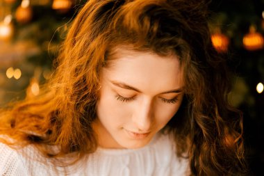 Yeni yıl ve Noel için dekore edilmiş rahat bir oda. Eski lambalı tuğla duvar, çatı katı tarzı.