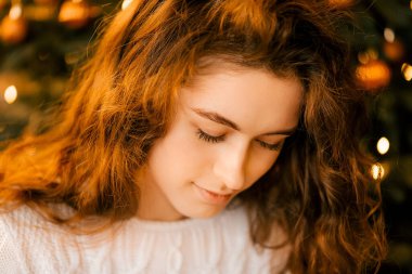 Yeni yıl ve Noel için dekore edilmiş rahat bir oda. Eski lambalı tuğla duvar, çatı katı tarzı.