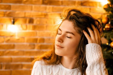 Yeni yıl ve Noel için dekore edilmiş rahat bir oda. Eski lambalı tuğla duvar, çatı katı tarzı.