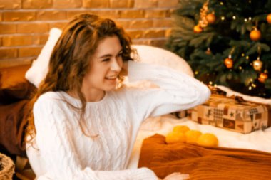 Beyaz kazaklı, siyah saçlı, gülümseyen güzel kıvırcık kız. Mutlu yıllar portresi