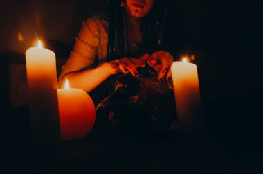 Mavi saçlı kız gece karanlik bir odada, mum yanginda ve inek kafasinda...