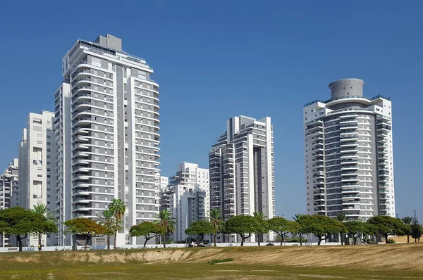 Modern evleri olan yeni yerleşim yerleri ve İsrail 'in Holon kentinin geniş bir peyzaj alanı. Kum tepeciğinden bak. Bahar