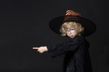 küçük halloween cadı