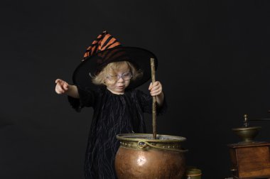 küçük halloween cadı