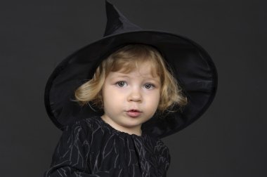 küçük halloween cadı