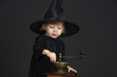 küçük halloween cadı