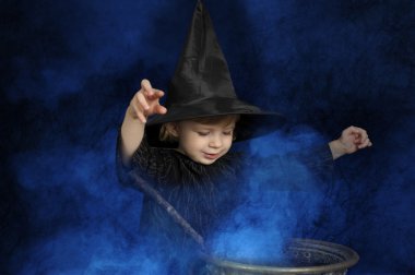 küçük halloween cadı