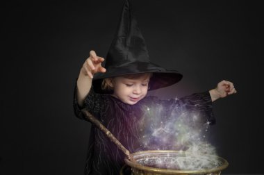 küçük halloween cadı