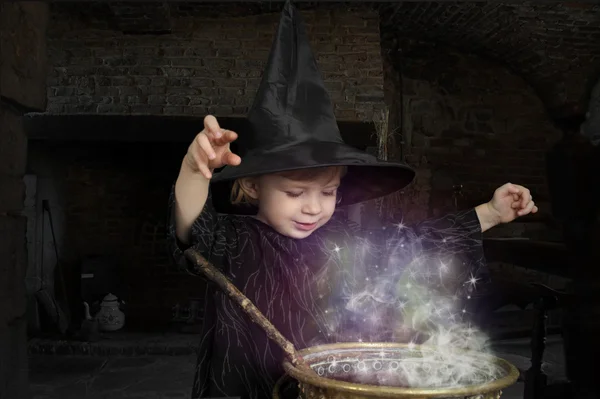 Kleine Halloween-Hexe — Stockfoto