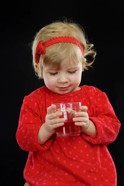 Lilla flickan dricka saft, Royaltyfria Stockbilder