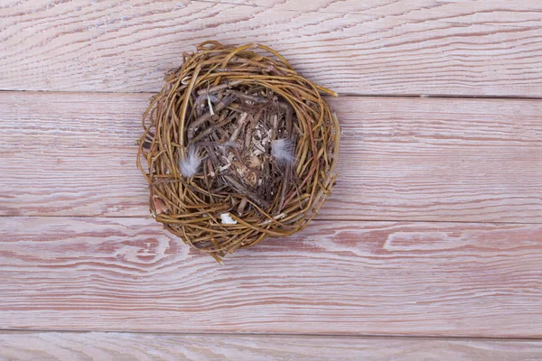 Lege vogelnest op houten achtergrond — Stockfoto