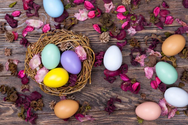 Uova di Pasqua in nido di uccelli su sfondo di legno — Foto Stock