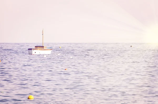 Solitario barco anclado en el mar — Foto de Stock