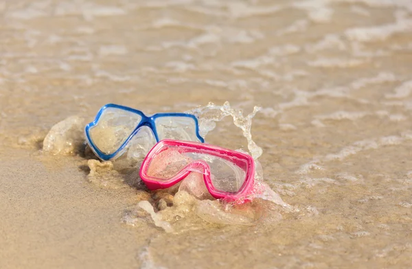 eğlenceli su aktivitesi. wa ile sıçrayan sahilde iki dalış maskeleri