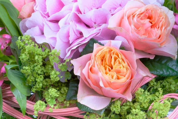 Fantastisk blombukett med rosor och alstroemeria — Stockfoto