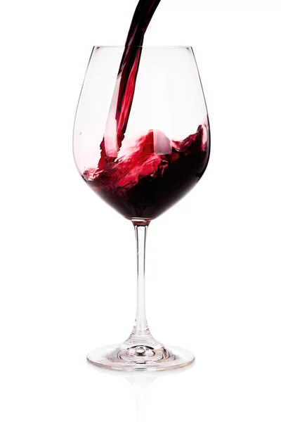 แก้วไวน์แดง closeup แยกบนสีขาว — ภาพถ่ายสต็อก