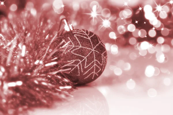 Bunte Weihnachtskugel auf dem Neujahrslicht Bokeh Hintergrund — Stockfoto