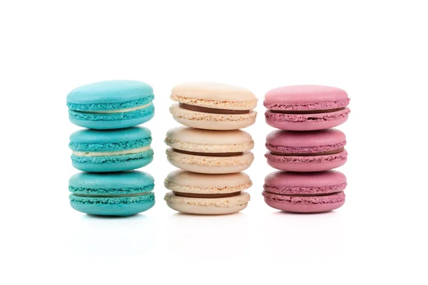 Trzy stackes wielobarwny Macaroons na białym tle — Zdjęcie stockowe