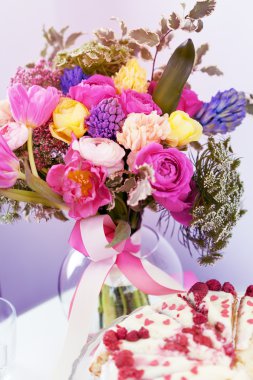 Şaşırtıcı ahududu kek ve çiçek bouquete