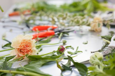 Çiçekçi çalışma işlemi. Kavramsal fotoğraf.