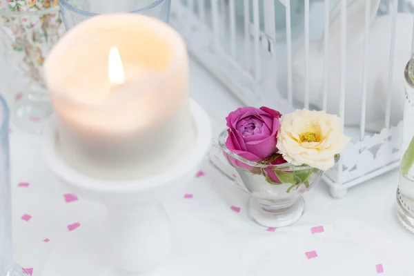 Romantic table decorations with candle and roses — Stock Photo, Image