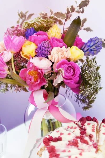 Úžasný malinový dort a květina bouquete Royalty Free Stock Obrázky