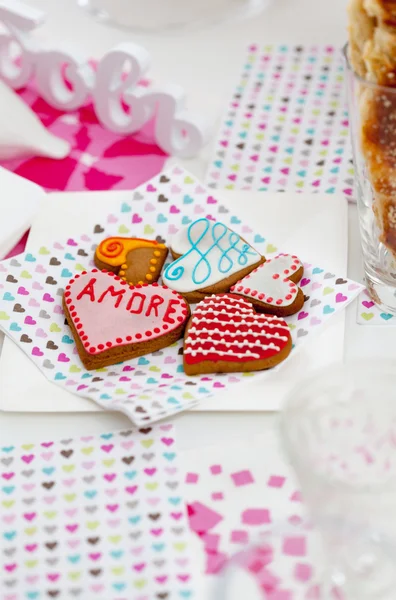 Kalp kurabiye Sevgililer günü için peçeteye şeklinde — Stok fotoğraf