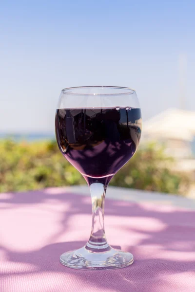 Solitaria copa de vino en el soleado día de verano — Foto de Stock