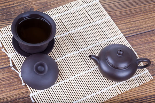 Set da tè cinese in ceramica sul tavolo di legno — Foto Stock