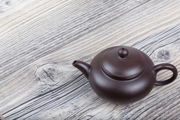 Set da tè cinese in ceramica sul tavolo di legno — Foto Stock